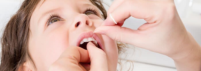مسواک زدن و نخ دندان کشیدن کودکان