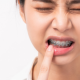 13 80x80 - راهکارهایی برای نخ دندان کشیدن با نگهدارنده های ثابت