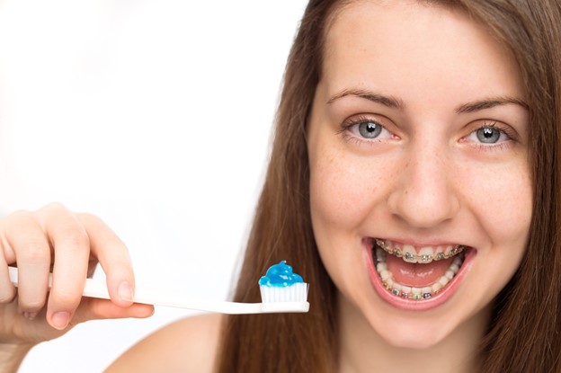 6 - آیا حساسیت دندان ها در طول درمان ارتودنسی طبیعی است؟